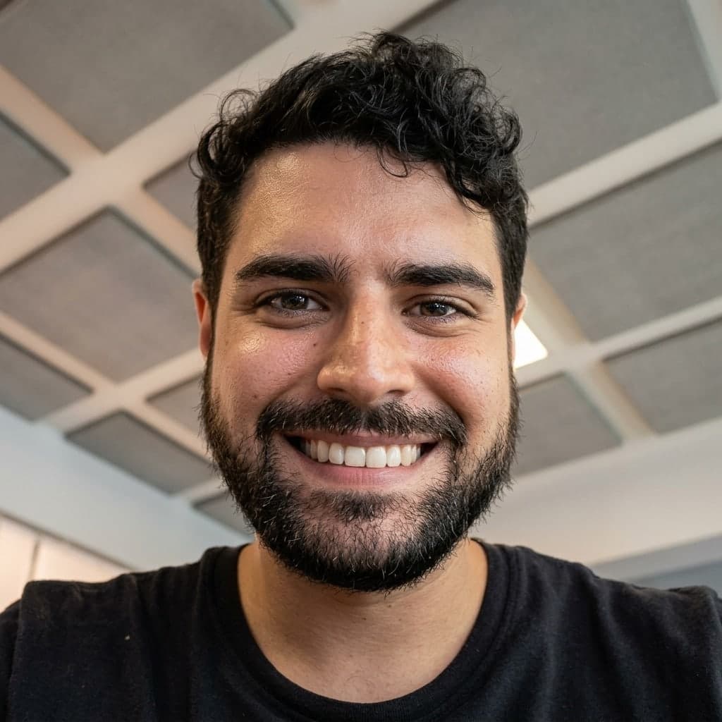 Retrato de Lucas Tikon sorrindo, de camiseta preta